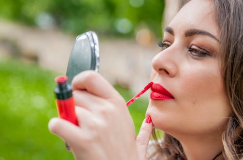 Natural Alternatives to Synthetic Lip Plumpers Attract Attention
