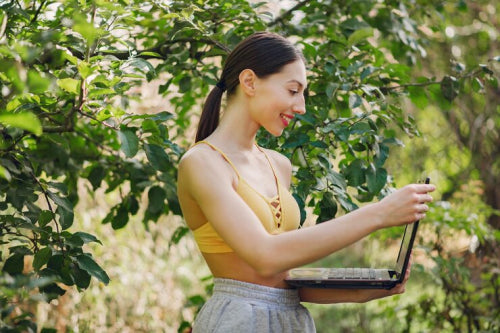 Trend Threads on Platforms Promote Natural Alternatives to Synthetic Plumpers
