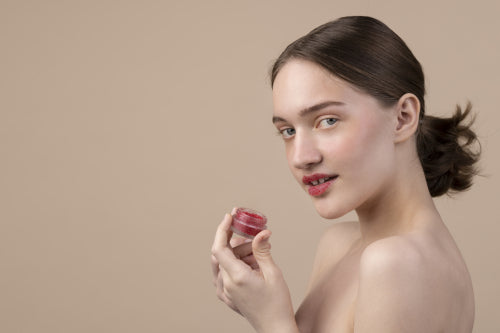 The Focus on Hydration Without Heavy Textures in Lip Care