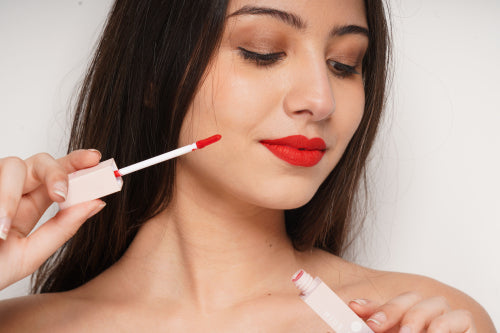 How Plant-Based Lip Glosses Compete With Conventional Formulas