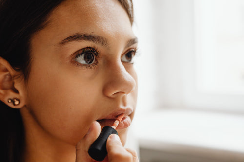 What to Look for in a Non-Sticky Lip Gloss