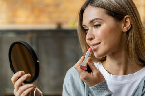 How Non-Sticky Lip Gloss Performs During Daily Wear