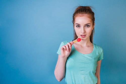 How Mint-Infused Lip Gloss Supports a Fresh Finish