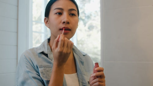 What Makes Hydrating Gloss Suitable for Sensitive Lips